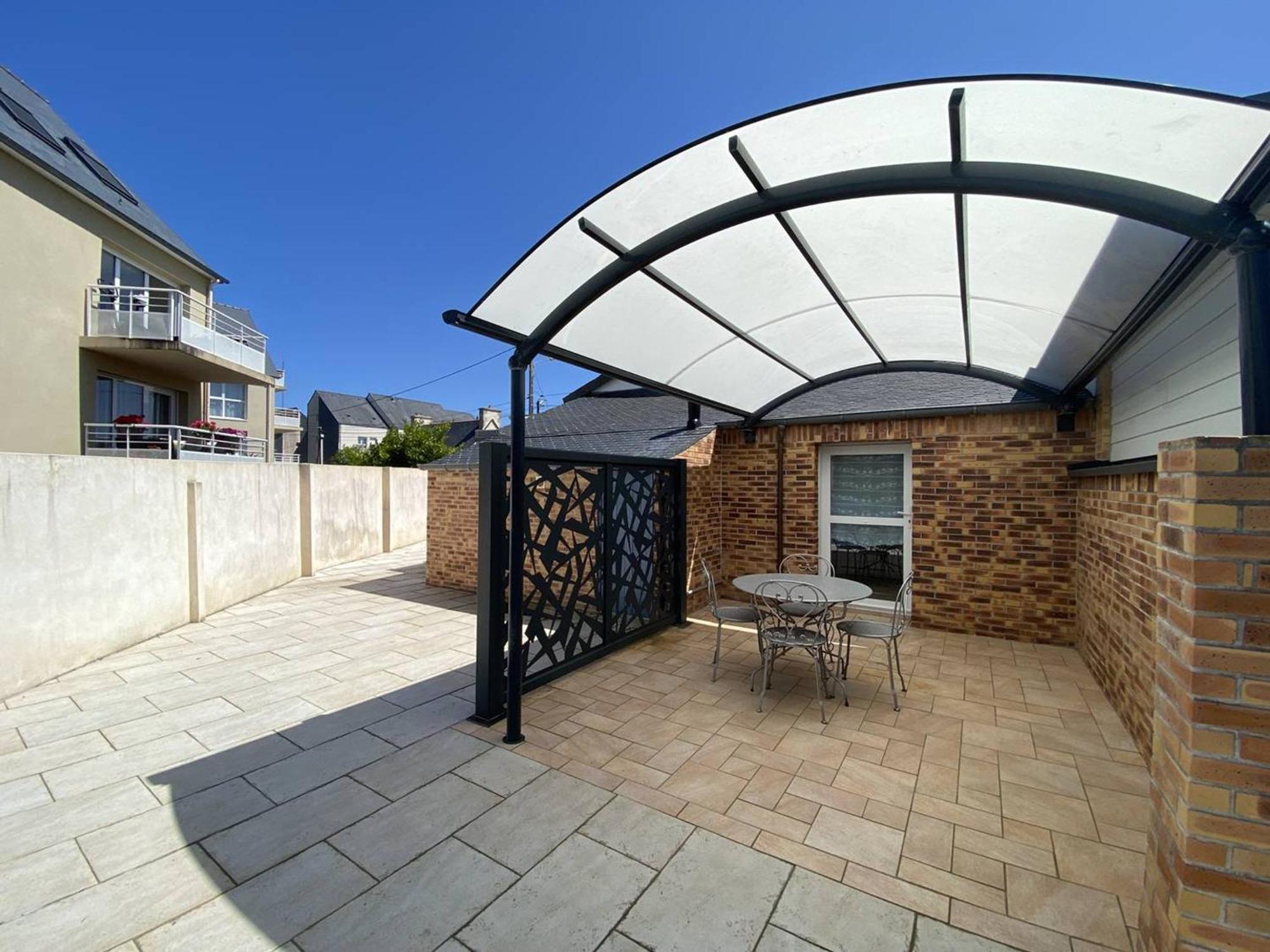 Maison Plain-pied Renovee Avec Jardin Clos, A 1km De La Et Proche Commerces, - Fr-1-368-428